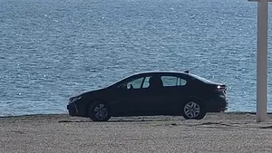 VIDEO | Un bucureștean și-a pus mașina la soare, pe plaja de la Cap Aurora. Imaginile au devenit virale, iar internauții nu l-au iertat: „Fițe, impresii, tupeu. Vine și amenda, nu durează mult”