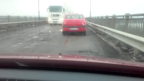 „DUȘMĂNIA de pe Podul Prieteniei. Așa arată drumul peste Dunăre la două luni după ce a fost „cârpit: „Au tot promis că-l repară și noi încă ne rupem mașinile pe aici
