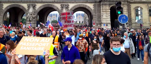 Centre de vaccinare vandalizate în Franța. Zeci de mii de protestatari sunt furioși din cauza măsurilor împotriva Covid-19 anunțate