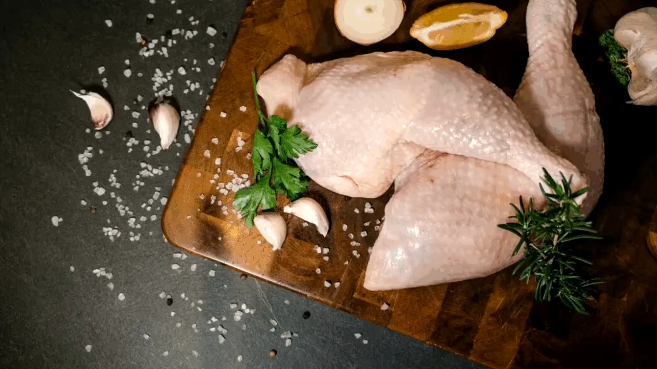 Cum prepari puiul perfect. Cinci bucătari celebri, cu cinci rețete și un singur secret. Ingredientul la care nu te-i fi gândit