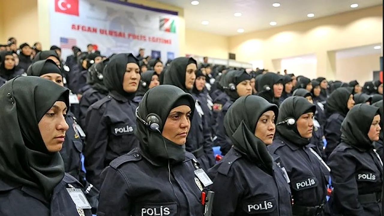 Premieră în Turcia. Ce se va schimba în vestimentația polițistelor 