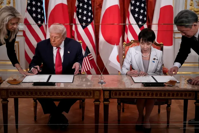 Președintele american Donald Trump și prim-ministra japoneză Sanae Takaichi semnează acordul „Noua Epocă de Aur pentru Alianța dintre SUA și Japonia” pe durata întâlnirii de la Palatul Akasaka (28 octombrie 2025) 