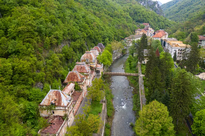 Băile Herculane, Stațiunea din România, renumită pentru izvoarele termale, care a ajuns ruine. Era preferata lui Nicolae Ceaușescu
