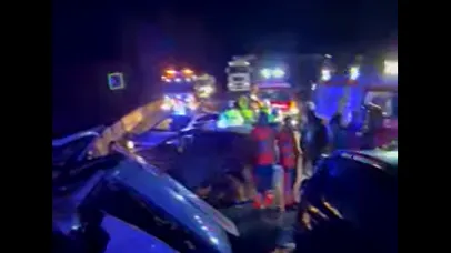 Trei spanioli au murit și o copilă de 15 ani se zbate între viață și moarte după ce șoferul unui autovehicul a depășit linia continuă și a intrat pe contrasens pe DN 1 în județul Sibiu