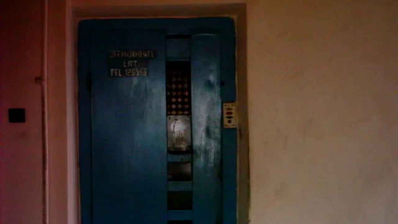 Liftul unui bloc din București a fost sabotat de un bărbat. Poliția l-a prins în flagrant