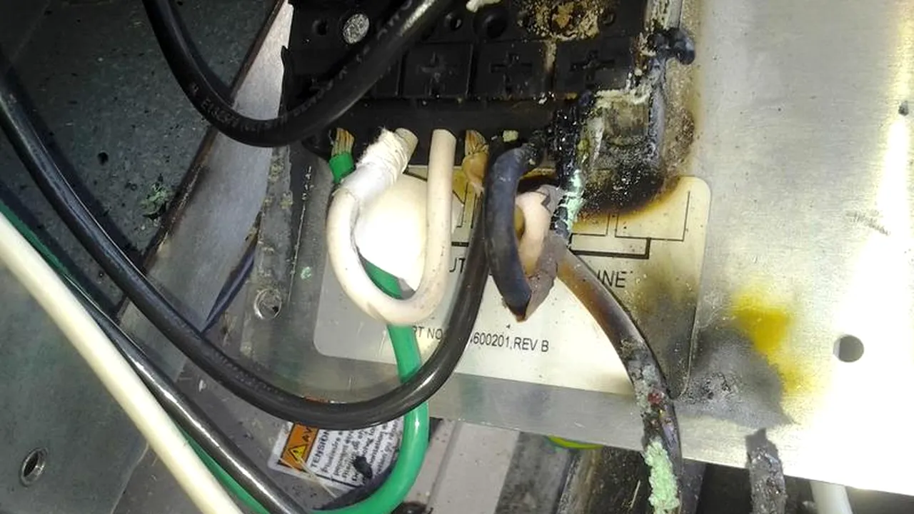 Zeci de instituții și familii din Bacău au făcut plângeri la adresa E.ON după distrugerea unor electronice