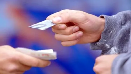 Un student la Medicină și un elev au fost prinși când vindeau canabis în parcarea unui supermarket din Iași