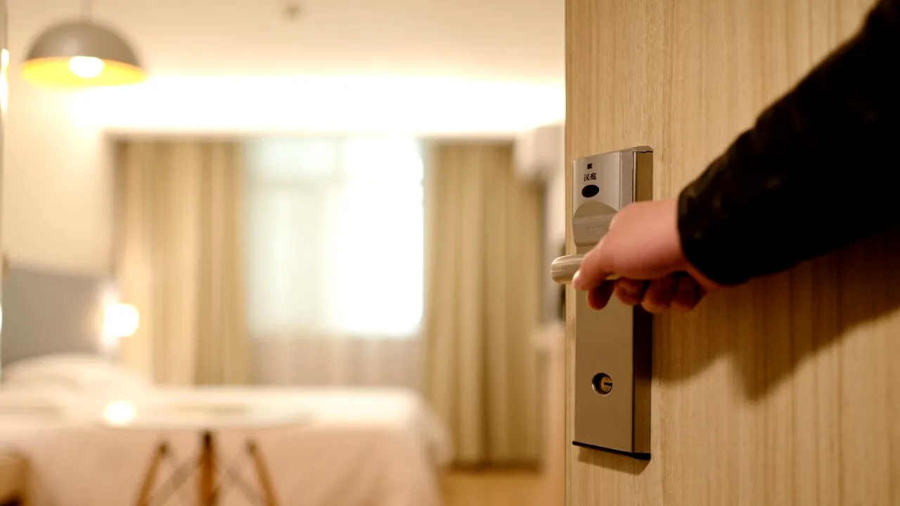 De ce este indicat să ții UȘA dormitorului închisă când dormi. Cele 3 minute care îți pot salva viața