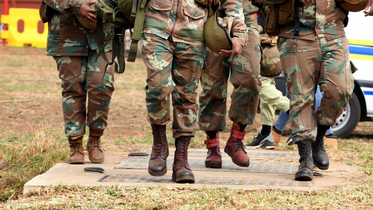 Africa de Sud scoate soldații pe străzile capitalei Johannesburg pentru a combate criminalitatea. Țara are o rată de 70 de omucideri pe zi