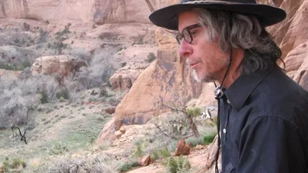 OMUL PEȘTERII: a renunțat la viața modernă și trăiește în sălbăticie de 12 ani