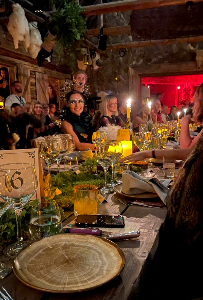 Invitații au luat cina la o stână turistică din Poiana Brașov