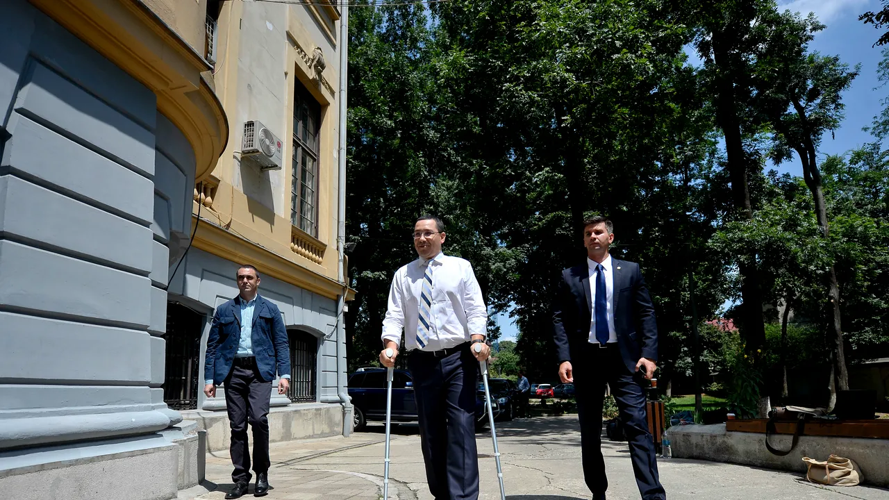 Victor Ponta a renunțat la cârje. Cum și-a făcut astăzi apariția la sediul PSD