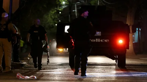 VIDEO | Doi indivizi, urmăriți după comiterea unui adevărat măcel, rănesc un polițist înainte ca echipele SWAT să îi elimine