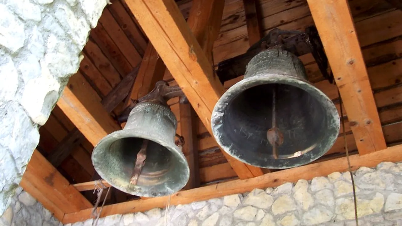 Clopotarul unui sat din Iași s-a cinstit de Florii, după care „a urcat la datorie