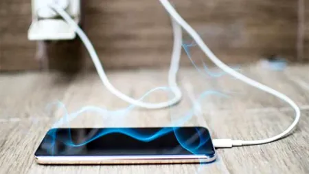 Ce trebuie să faci dacă încărcătorul smartphone-ului devine FIERBINTE. Care e motivul, de fapt