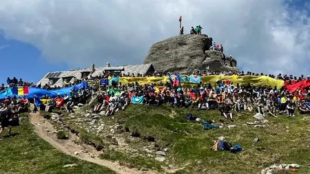 Militarii Invictus și Mihai Covaliu, președintele COSR, acțiune de suflet pe vârful Omu. Ce au făcut de Ziua Drapelului