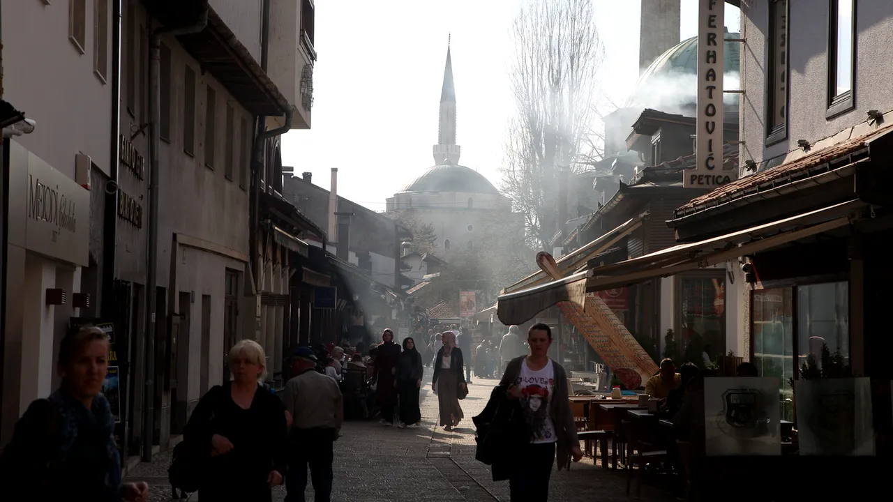 Micul loc din Europa unde se ciocnesc civilizațiile. UE, Rusia, arabii și Statul Islamic își dau șah la Sarajevo