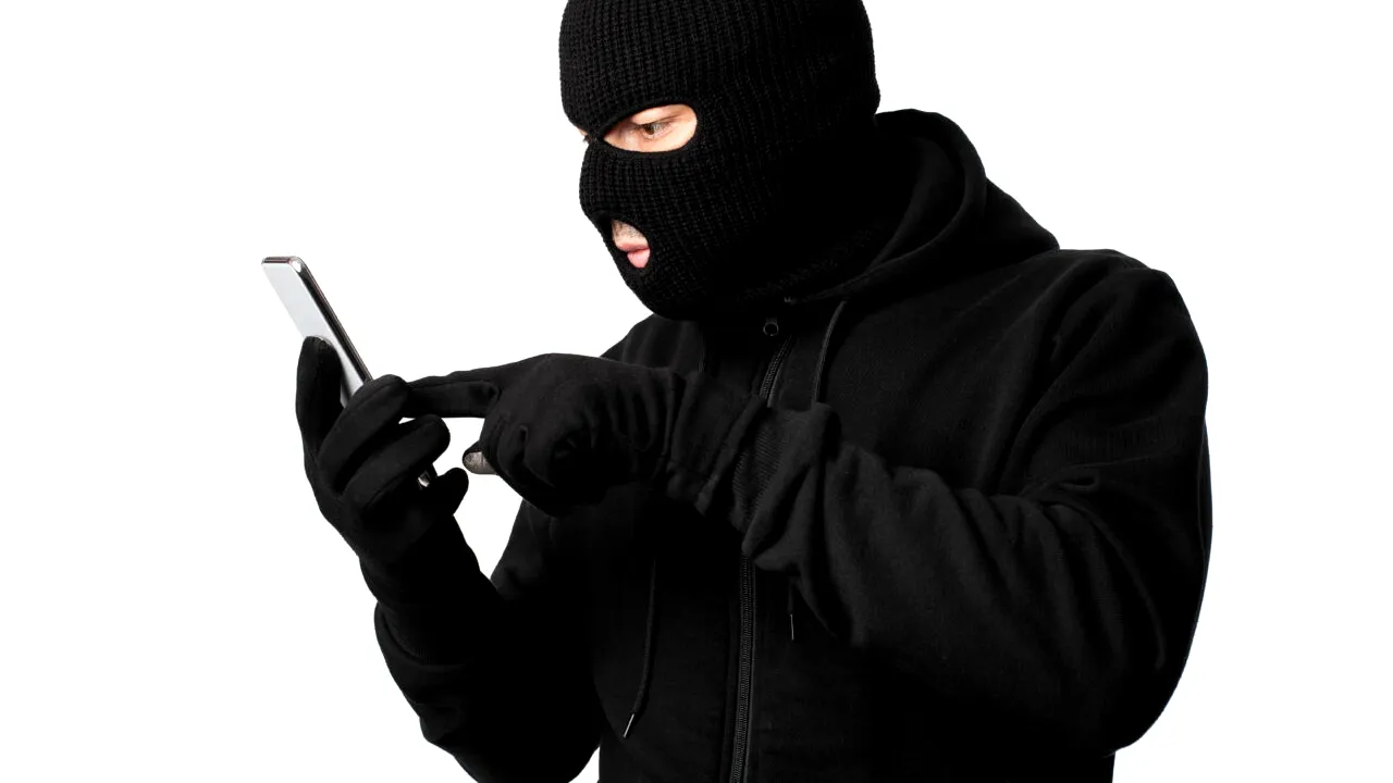 Doi hoți au returnat un smartphone cu Android când au realizat că nu e un iPhone