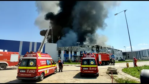 VIDEO | Incendiu de proporții în județul Cluj: Arde o fabrică de cauciucuri. O parte din structura halei s-a prăbușit și există pericol de prăbușire totală