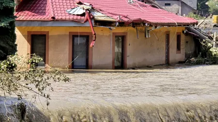 Imagini ȘOCANTE de la Broșteni! O casă este purtată de ape prin fața oamenilor îngroziți!