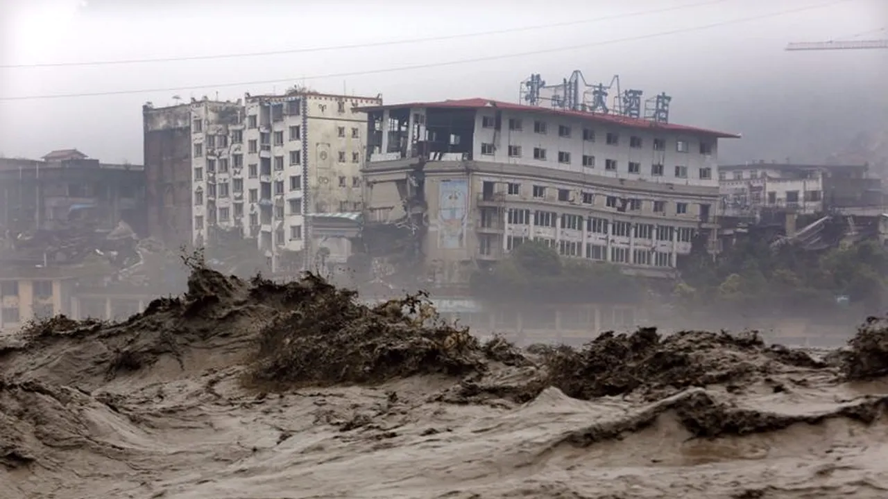 Zeci de oameni au fost îngropați în urma unei alunecări de teren în China