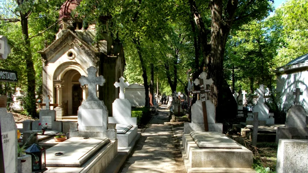 Patru persoane, reținute după percheziții la Cimitirul Bellu într-un dosar de înșelăciune cu lucrări funerare supraevaluate