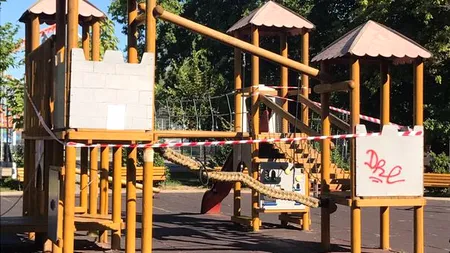 Accident grav în Parcul Tei. Un copil a căzut de la înălțime după ce echipamentul de joacă în care se afla s-a defectat. FOTO