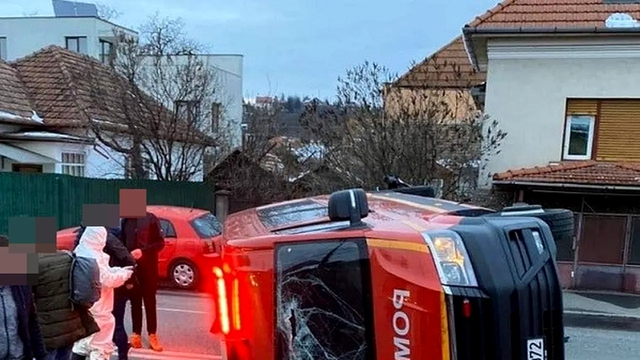 UN MICROBUZ care transporta români din Franța spre centrul de carantină s-a răsturnat