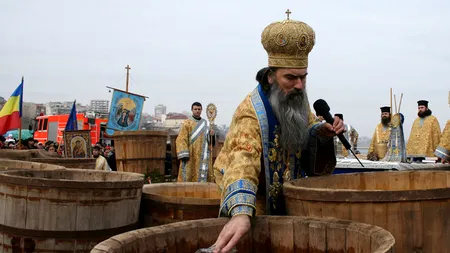 IPS TEODOSIE, surprins în timp ce împărtășea mai mulți copii cu aceeași linguriță (VIDEO)