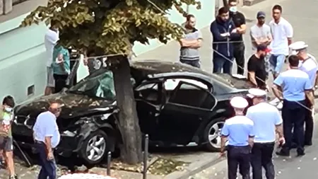 Accident uluitor în Capitală! Un șofer de BMW și-a distrus mașina după ce a ajuns cu ea pe trotuar, pe bulevardul Magheru / GALERIE FOTO