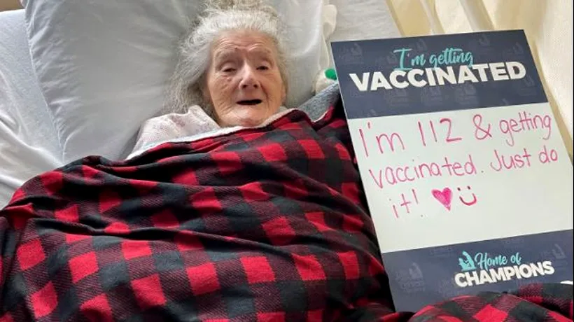 VIDEO. Moment emoționant: O femeie de 112 ani a fost vaccinată anti-COVID sub privirile fiului ei în vârstă de 84 de ani