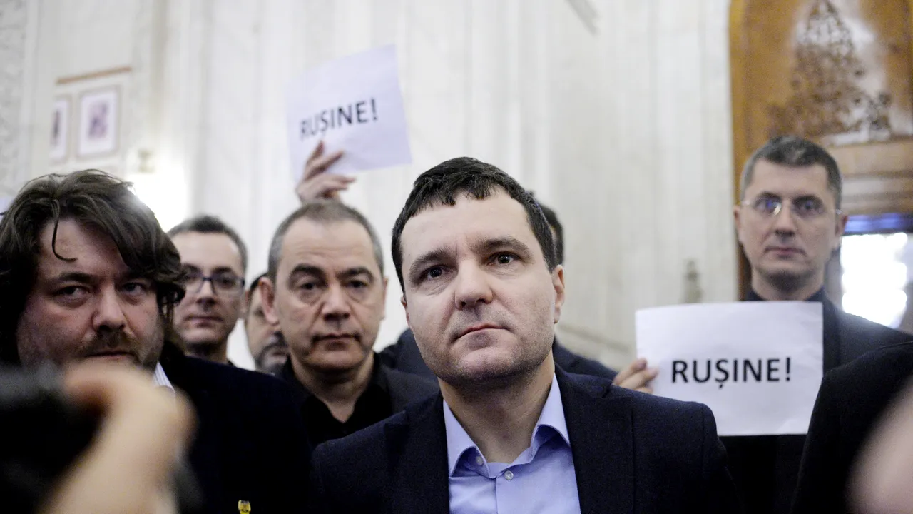 Noul președinte al USR ales într-un Congres boicotat masiv de oamenii lui Nicușor Dan. „Sunt practici demne de PSD și PNL