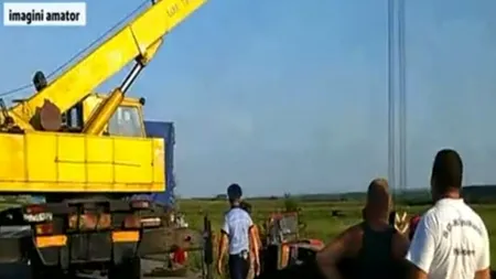 Un tir plin cu bere răsturnat în Dolj, jefuit în plină zi. Șoferul îi rugase pe localnici să-l ajute să mute lăzile