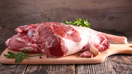 Cum pregăteau românii friptura tradițională de miel, pentru masa de PAȘTE. Rețete din Balcani