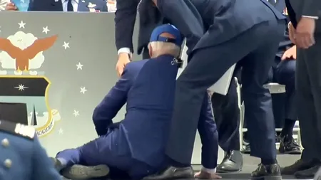 VIDEO | Un nou moment dificil pentru Joe Biden. Președintele american s-a împiedicat și a căzut în timp ce se afla pe o scenă