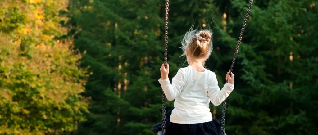 Caz șocant în UK! O fetiță de numai 5 ani a fost la un pas să fie RĂPITĂ de un atacator, chiar în timp ce se afla cu părinții săi, în parc