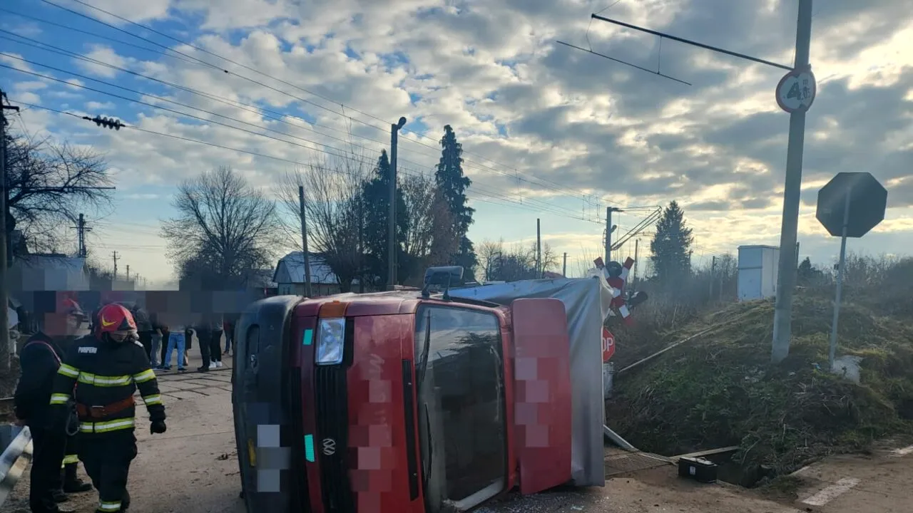 FOTO | Autoutilitară lovită de tren, într-o localitate din Suceava. În autovehicul se aflau două persoane