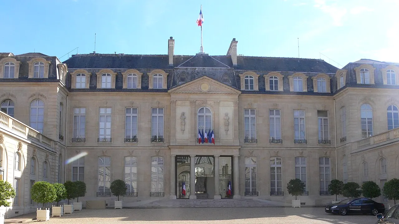 A furat tacâmuri de argint în valoare de 40.000 de euro de la Palatul Élysée, iar apoi a vrut să le vândă online. Pe cine bănuiesc polițiștii francezi