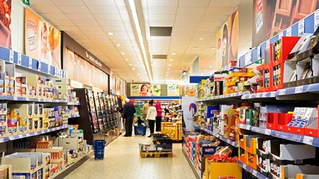 Rugină, insecte moarte și fire de păr descoperite de inspectorii ANPC la mai multe magazine Auchan. Autoritatea a propus închiderea a patru unități ale lanțului de supermarketuri