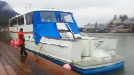 O familie a cumpărat un iaht de lux abandonat și l-a transformat în casă: „Viața pe apă ne-a salvat”