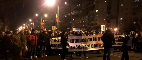 Peste 6000 de oameni au protestat la Ploiești: Mama nu vrea pensie mărită, vrea nepoți cu viitor 