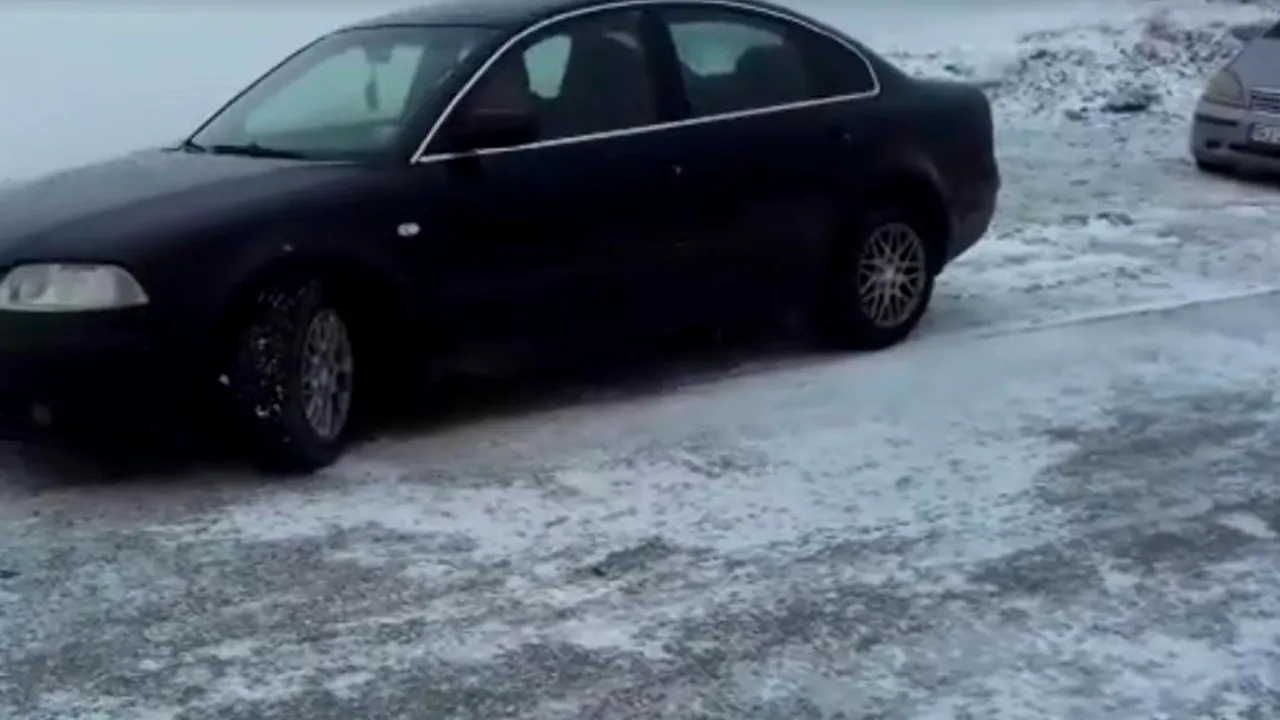 Turiști în haine DE VARĂ și fără carburant, BLOCAȚI pe Transalpina. Salvamontiștii au acționat de urgență