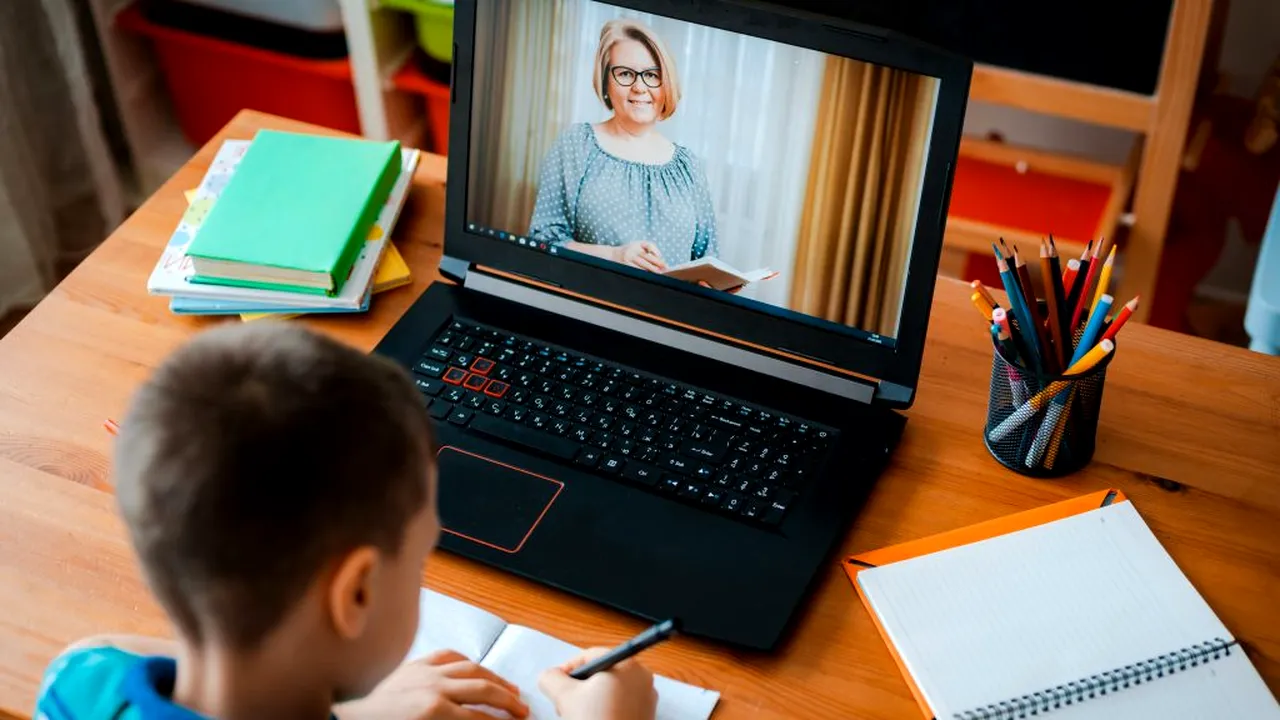 În timp ce unele școli trec în online din cauza numărului mare de infectări, altele se închid pentru că este prea frig în clase