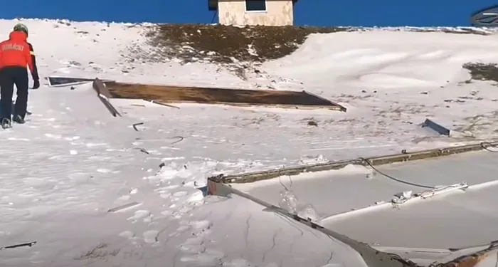 Punctul medical de pe vârful Păpușa a fost spulberat de viscol