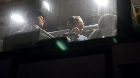 Trei șoferi ai autocarelor rămase înzăpezite cu călători într-o localitate din Vaslui, amendați