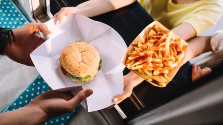 „Nu sunt robotul tău!”/Angajații McDonald’s se revoltă împotriva clienților