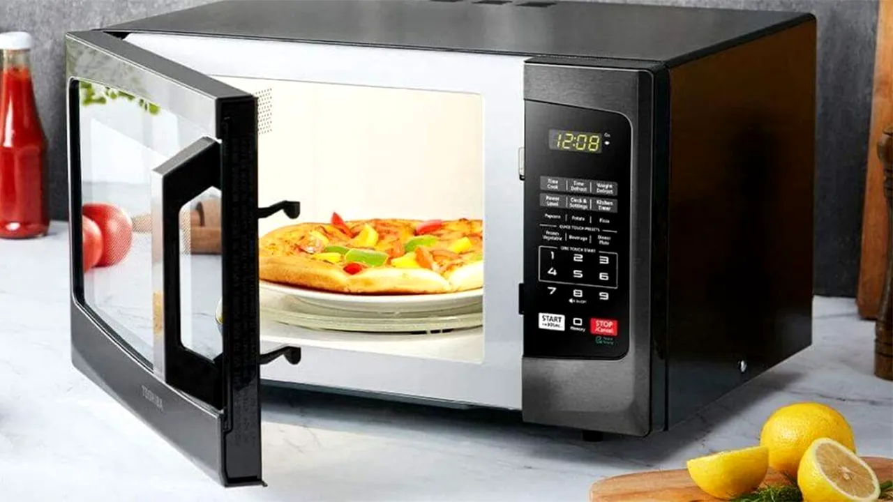 Ce alimente nu ar trebui reîncălzite niciodată la microunde. Riscuri pentru sănătate și greșeli frecvente