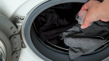 De ce să torni oțet în compartimentul pentru balsam al mașinii de spălat. La ce ajută acest truc