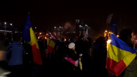 Mitingul din Piața Victoriei s-a încheiat. Câteva sute de oameni au protestat peste trei ore în fața Guvernului. VIDEO
