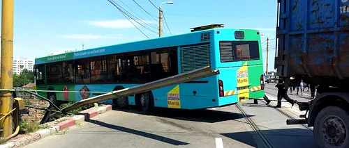 Imaginea zilei în România: un autobuz a rămas SUSPENDAT pe un pod, la Constanța